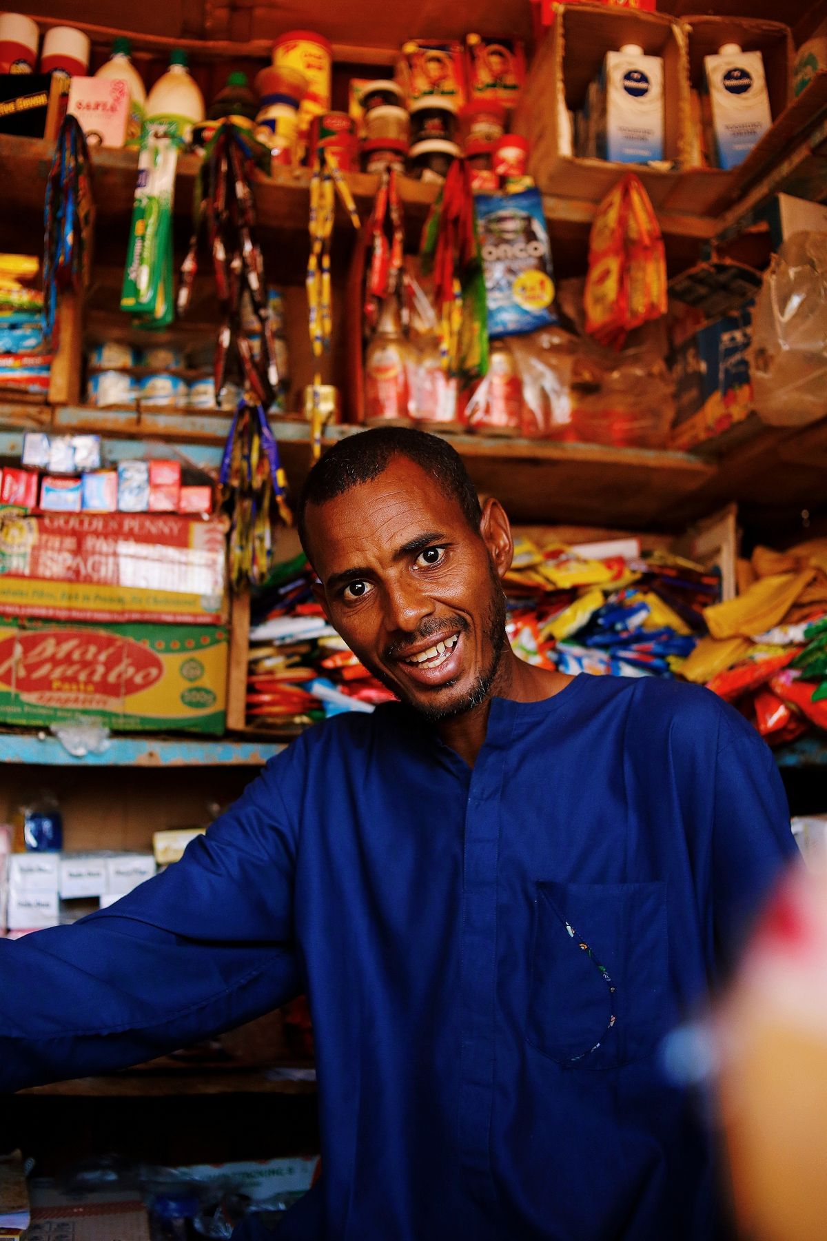 Commerçant souriant dans sa boutique