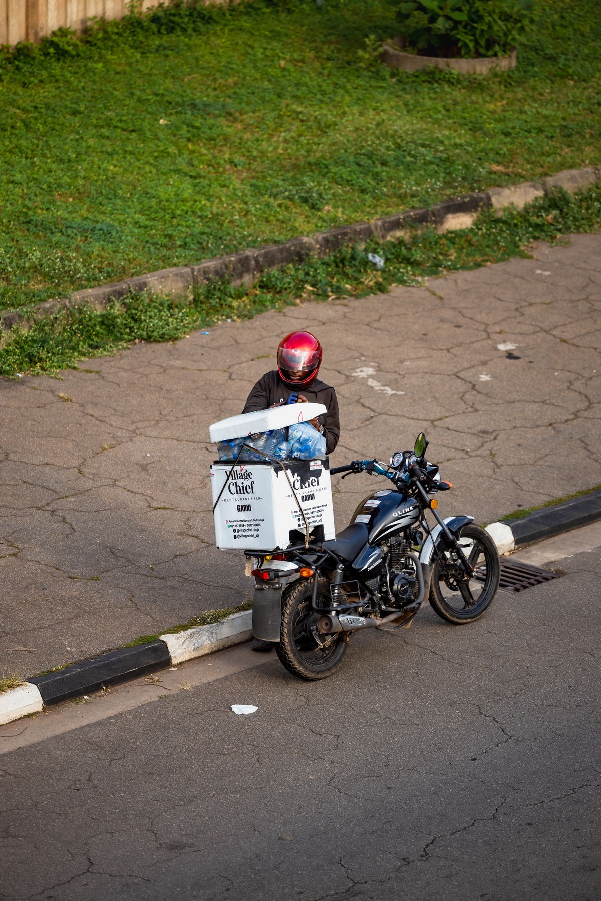 Livreur à moto dans la rue