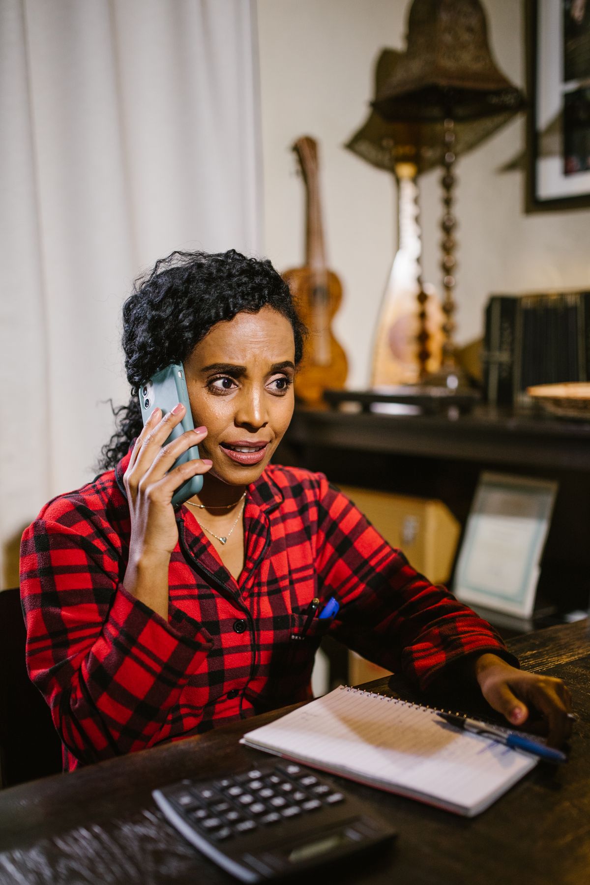 Maman utilisant son smartphone à la maison