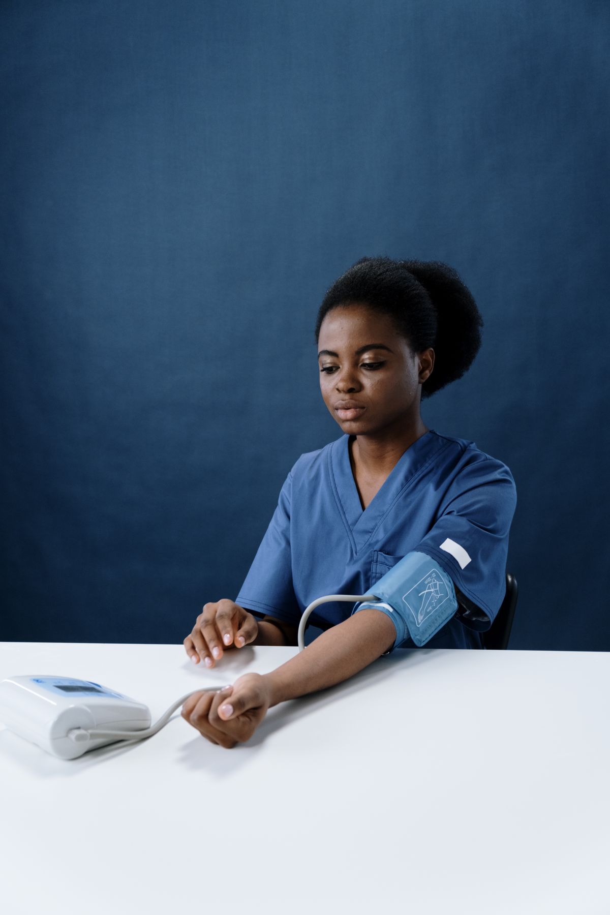 Soignante en blouse médicale